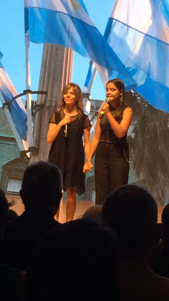 Marcela Morelo cantó el Himno Nacional Argentino junto a Valentina Alfonso.